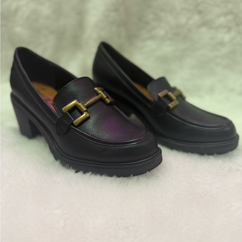 Preppy black leather loafers w/ gold buckle detail!
Brand: zodiac, size 7.5-8